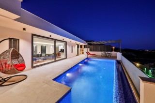 Villa Azure – A Sheltered and Luxurious Holiday in Nature