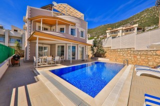 Villa Bitcoin – A Luxury Holiday Experience with Sea and Nature Views 